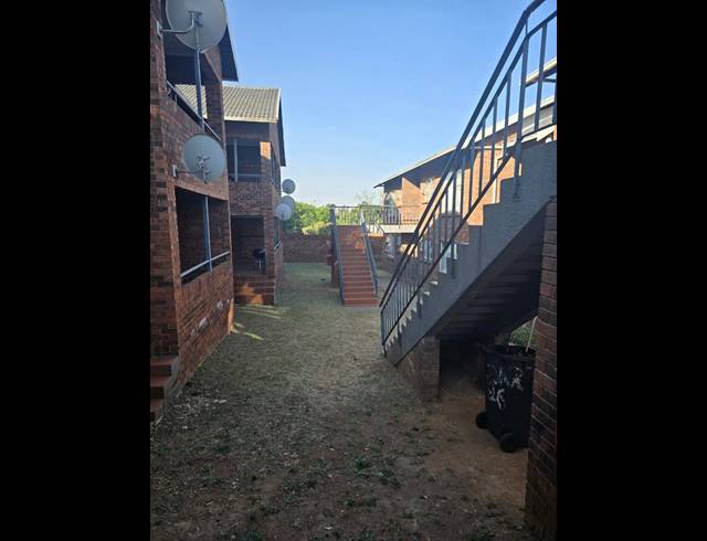 2 BEDROOM TOWNHOUSE FOR SALE IN OAKDENE